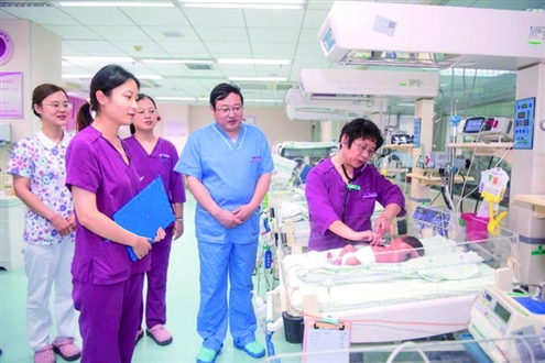 医护人员进行新生儿筛查